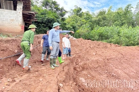 Xuất hiện vết nứt dài 200m đe dọa an toàn 18 hộ dân