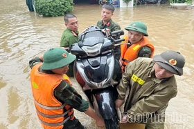 Công an phường Xuân Hòa bám địa bàn giúp dân chống ngập