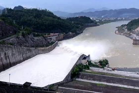 Mở 2 cửa xả đáy hồ thủy điện Hòa Bình trong ngày hôm nay