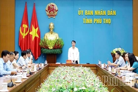 Phó Chủ tịch UBND tỉnh Nguyễn Khắc Hiếu nghe báo cáo dự thảo Nghị quyết về giáo dục, đào tạo