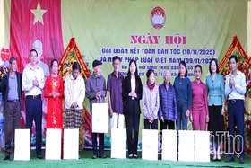 Phó Chủ tịch Ủy ban MTTQ tỉnh Bùi Thị Thu Hằng dự Ngày hội Đại đoàn kết toàn dân tộc tại Khu dân cư Đồng Tiến