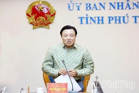 Phó Chủ tịch UBND tỉnh Nguyễn Huy Ngọc nghe Sở Y tế và Sở Khoa học và Công nghệ báo cáo dự thảo các văn bản quy phạm pháp luật