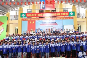 Trao tặng mũ bảo hiểm cho học sinh lớp 1 năm học 2025 – 2026