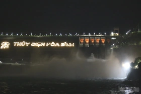 Công ty Thủy điện Hòa Bình mở 1 cửa xả đáy qua đập tràn lúc 18 giờ hôm nay 9/11