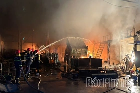 Cháy xưởng sửa chữa ô tô lúc rạng sáng