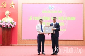 Đảng bộ xã Lâm Thao trao tặng Huy hiệu Đảng đợt 7/11/2025