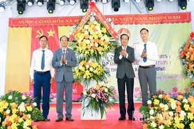 Trưởng Ban Tuyên giáo và Dân vận Tỉnh ủy Lương Đức Minh dự ngày hội Đại đoàn kết toàn dân tộc tại thôn Chợ, xã Vĩnh Hưng