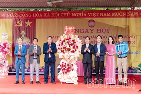 Đồng chí Quách Thế Ngọc dự ngày hội Đại đoàn kết toàn dân tại xã Dũng Tiến