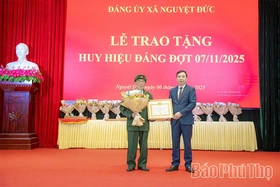 Phó Bí thư Tỉnh ủy Bùi Huy Vĩnh trao Huy hiệu Đảng cho các đảng viên xã Nguyệt Đức
