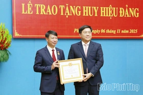 Trao tặng Huy hiệu Đảng cho đồng chí Nguyễn Khắc Hiếu