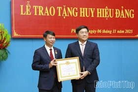 Trao tặng Huy hiệu Đảng cho đồng chí Nguyễn Khắc Hiếu