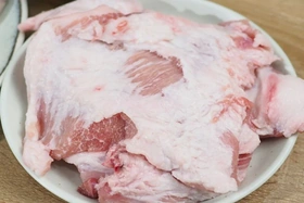 Có nên ăn thịt lợn nọng thay thế thịt lợn nạc không?