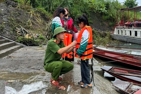 Công an xã Mường Hoa tặng áo phao cho Nhân dân và học sinh
