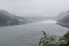 Thủy điện Hoà Bình đóng cửa xả đáy lúc 9 giờ ngày 12/11