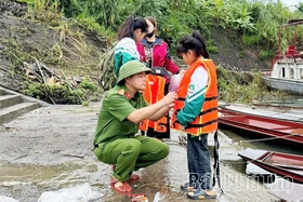 Công an xã Mường Hoa tặng áo phao cho Nhân dân và học sinh