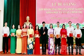 Bế giảng Lớp bồi dưỡng phương pháp nghiên cứu khoa học lý luận chính trị