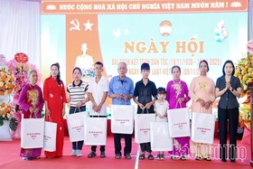 Phó Chủ tịch UBND tỉnh Phùng Thị Kim Nga dự Ngày hội Đại đoàn kết toàn dân tộc tại thôn Phú Hậu