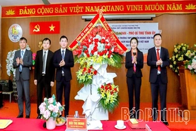 Phó Bí thư Tỉnh ủy Bùi Thị Minh thăm, chúc mừng 20/11 Trường THPT chuyên Hoàng Văn Thụ