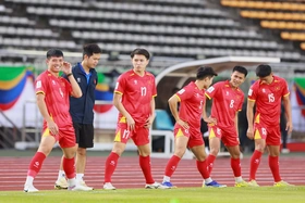 Xuân Son rạng rỡ làm quen sân khách, sẵn sàng cùng đội tuyển Việt Nam xé lưới Lào