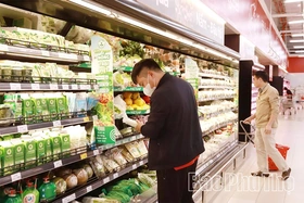 Người tiêu dùng “xót” ví khi giá rau cao ngất ngưởng