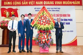 Đồng chí Bùi Đức Hinh chúc mừng Trường THPT Chuyên Vĩnh Phúc nhân dịp kỷ niệm 43 năm Ngày Nhà giáo Việt Nam