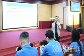 Tuyên truyền phổ biến giáo dục pháp luật và giao lưu nghệ thuật trong học viện, công nhân lao động