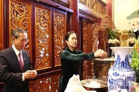 Dâng hương tưởng niệm các Vua Hùng và các Anh hùng liệt sĩ