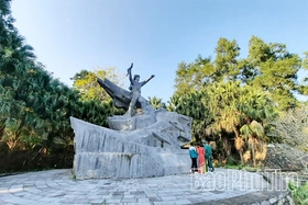 Thăm tượng đài Anh hùng Cù Chính Lan – dấu ấn lịch sử trên hành trình du lịch Thung Nai