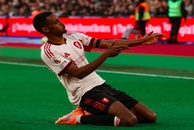 Isak ghi bàn, Liverpool trở lại cuộc đua top 4 Ngoại hạng Anh