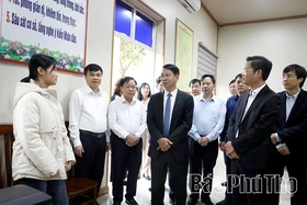 Phó Chủ tịch UBND tỉnh Nguyễn Khắc Hiếu làm việc với UBND xã Hiền Quan về cải cách hành chính