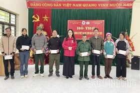 Trao 103 suất quà cho các hộ dân bị ảnh hưởng bởi cơn bão số 10