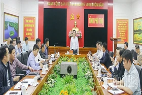 Phó Chủ tịch UBND tỉnh Vũ Việt Văn nghe báo cáo về xây dựng văn bản quy phạm pháp luật và công tác quản lý quy hoạch, đánh số nhà