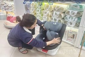 Phụ huynh sốt sắng tìm ghế an toàn ô tô cho trẻ trước khi áp dụng xử phạt
