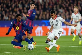 Hậu vệ lập cú đúp, Barca thắng ngược tại Champions League