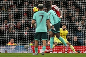 Arsenal thắng nhờ hai bàn phản lưới ở Ngoại hạng Anh