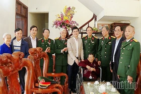 Trao quà tri ân Mẹ Việt Nam Anh hùng và bàn giao nhà tình nghĩa