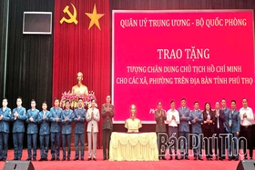 Trao tặng Tượng chân dung Chủ tịch Hồ Chí Minh