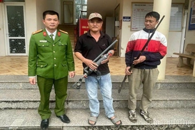 Công an xã Cao Phong vận động thu hồi 2 khẩu súng tự chế