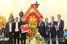 Bí thư Tỉnh ủy Trương Quốc Huy thăm, chúc mừng Giáo xứ Nỗ Lực