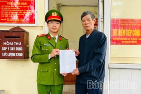 Công an xã Yên Lạc kịp thời giúp dân nhận lại tiền chuyển nhầm