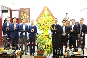 Chủ tịch Ủy ban MTTQ tỉnh Bùi Thị Minh thăm, chúc mừng Tòa Giám mục Giáo phận Bắc Ninh nhân dịp Giáng sinh