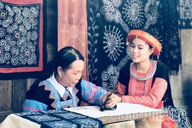 Đổi sắc ở bản Mông