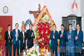 Phó Bí thư Tỉnh ủy Bùi Huy Vĩnh thăm, chúc mừng Giáo xứ Vĩnh Yên