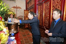 Dâng hương báo công các Vua Hùng