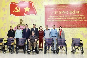 Trao tặng xe lăn cho người có công và thân nhân người có công với cách mạng