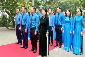 Đoàn đại biểu dự Đại hội đại biểu Công đoàn tỉnh lần thứ I dâng hương tưởng niệm các vua Hùng