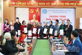 Trao tặng gần 3.990 thẻ bảo hiểm y tế cho người dân và học sinh hoàn cảnh khó khăn