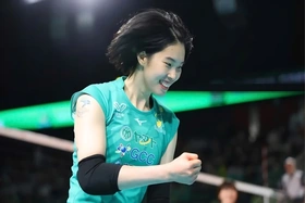 Sao bóng chuyền Thanh Thúy chơi bùng nổ, cùng CLB Gunma Green Wings thắng “hủy diệt”