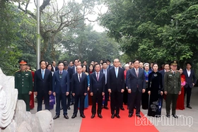 Đoàn đại biểu Đảng bộ tỉnh Phú Thọ dâng hương tưởng niệm các Vua Hùng trước thềm Đại hội XIV của Đảng
