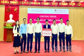 Agribank Chi nhánh Phú Thọ II trao kinh phí tài trợ an sinh giáo dục cho Trường THCS Trạm Thản